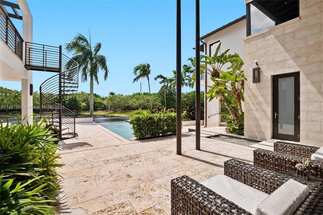 Недавно продано: $3,675,000 (6 спален, 5 ванн, 3926 Квадратных фут)