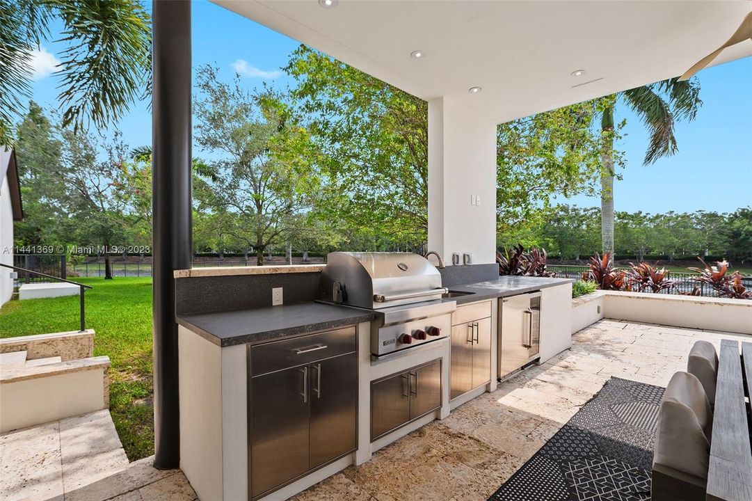 Недавно продано: $3,675,000 (6 спален, 5 ванн, 3926 Квадратных фут)