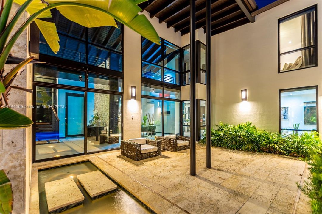 Недавно продано: $3,675,000 (6 спален, 5 ванн, 3926 Квадратных фут)