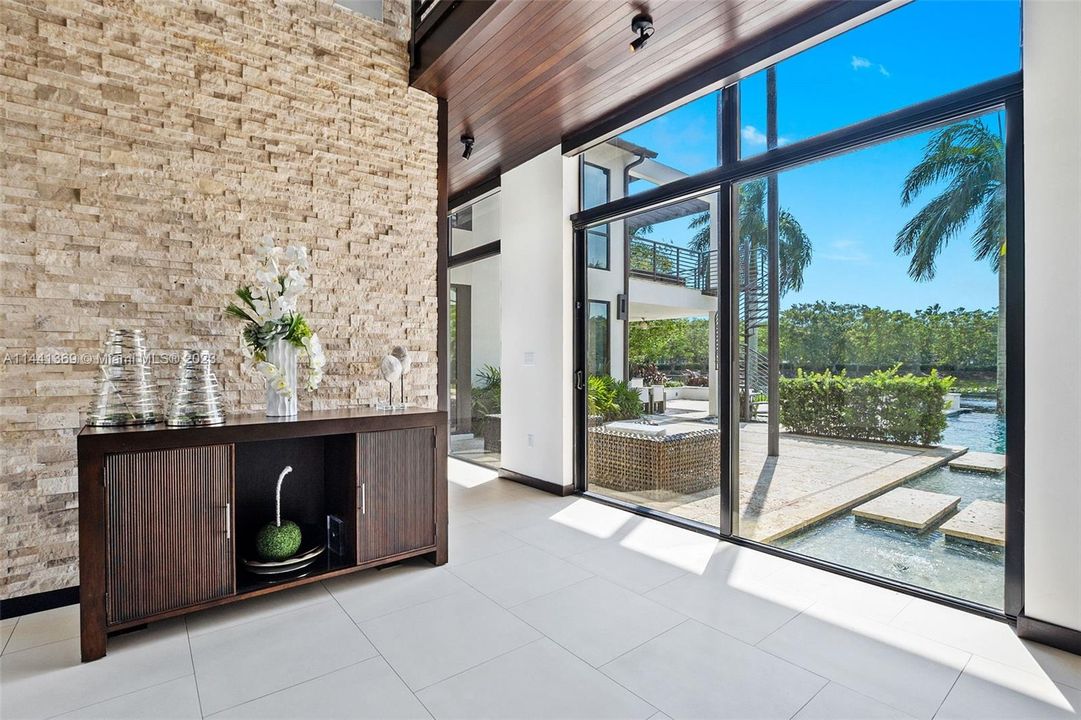 Недавно продано: $3,675,000 (6 спален, 5 ванн, 3926 Квадратных фут)