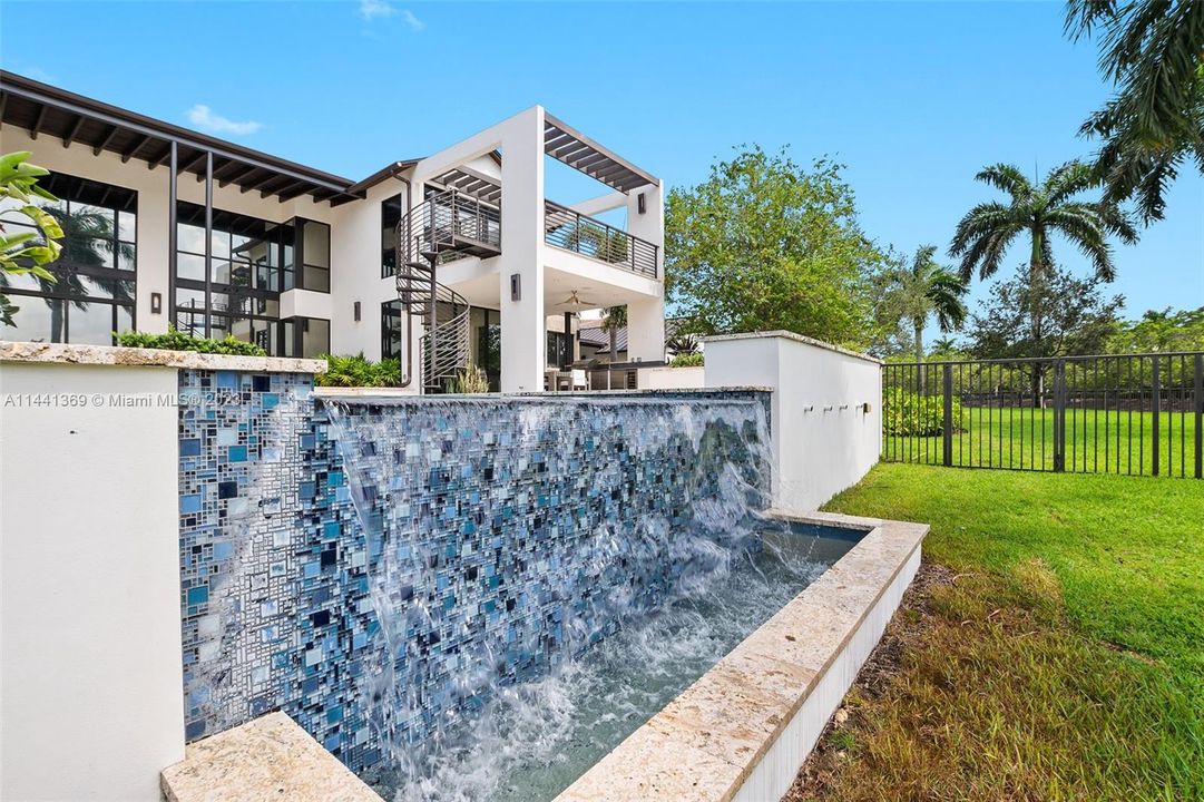 Недавно продано: $3,675,000 (6 спален, 5 ванн, 3926 Квадратных фут)