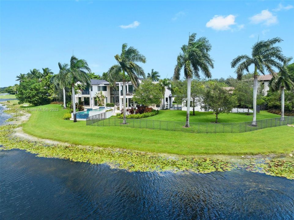 Недавно продано: $3,675,000 (6 спален, 5 ванн, 3926 Квадратных фут)