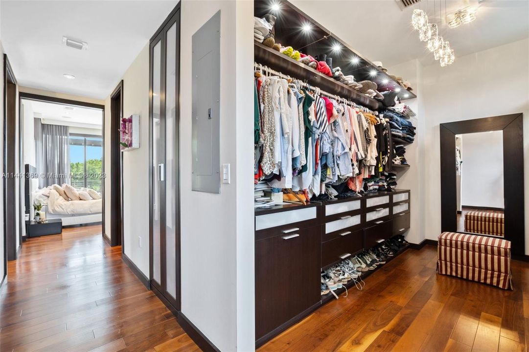 Недавно продано: $3,675,000 (6 спален, 5 ванн, 3926 Квадратных фут)