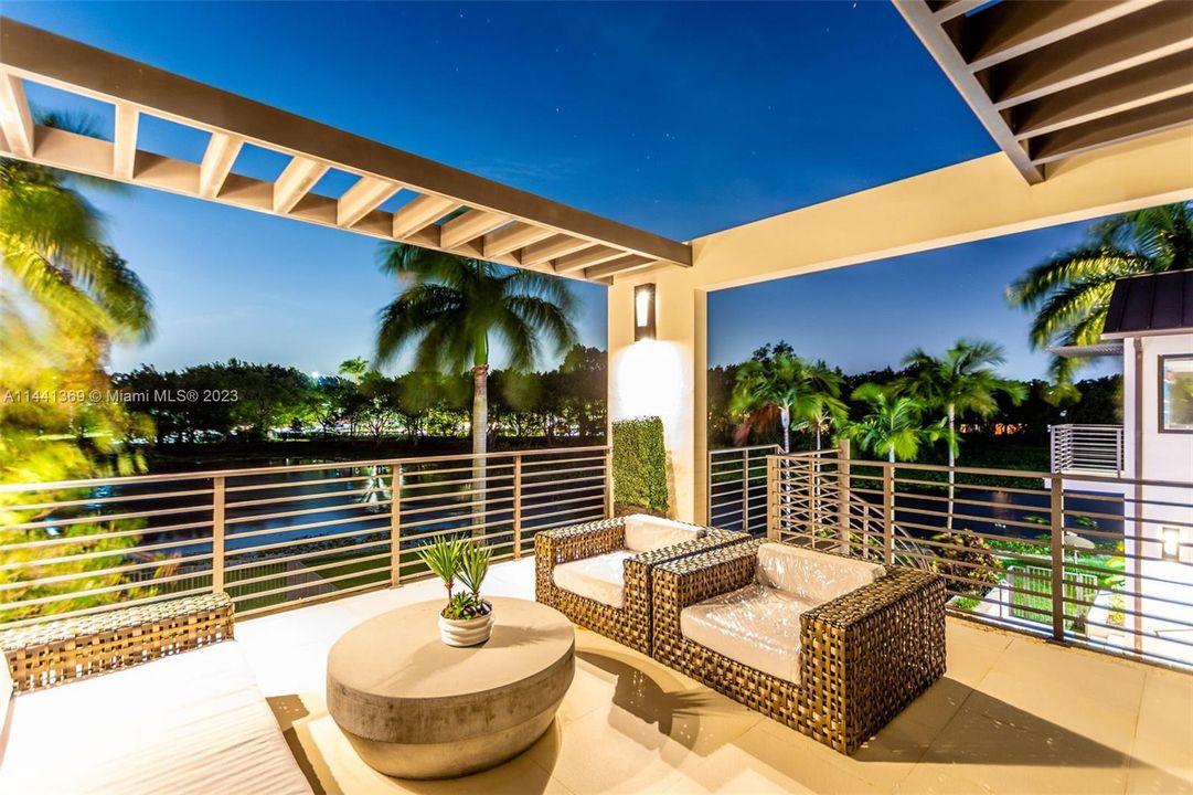 Недавно продано: $3,675,000 (6 спален, 5 ванн, 3926 Квадратных фут)