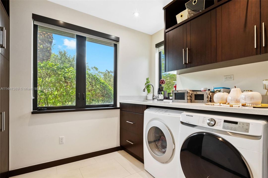 Недавно продано: $3,675,000 (6 спален, 5 ванн, 3926 Квадратных фут)