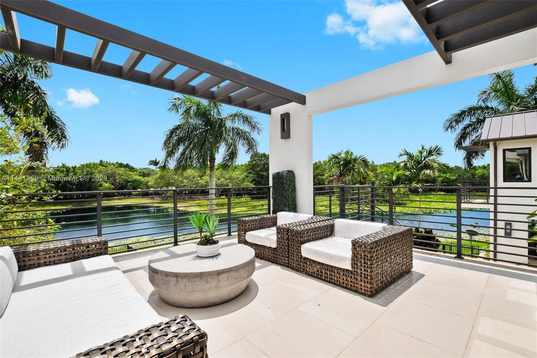 Недавно продано: $3,675,000 (6 спален, 5 ванн, 3926 Квадратных фут)