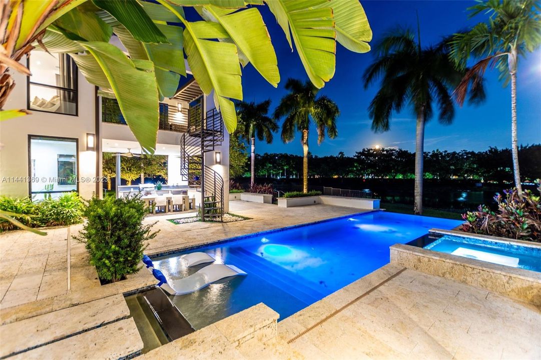 Недавно продано: $3,675,000 (6 спален, 5 ванн, 3926 Квадратных фут)