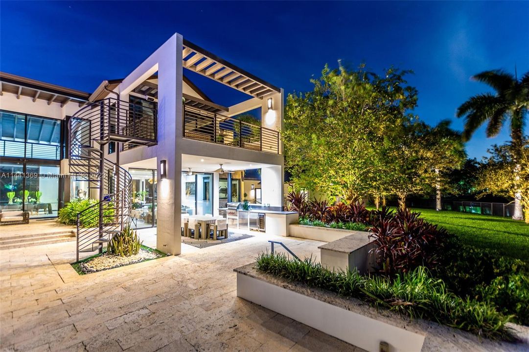 Недавно продано: $3,675,000 (6 спален, 5 ванн, 3926 Квадратных фут)