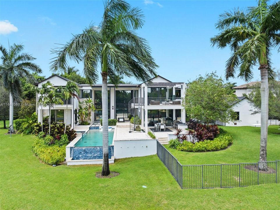 Недавно продано: $3,675,000 (6 спален, 5 ванн, 3926 Квадратных фут)