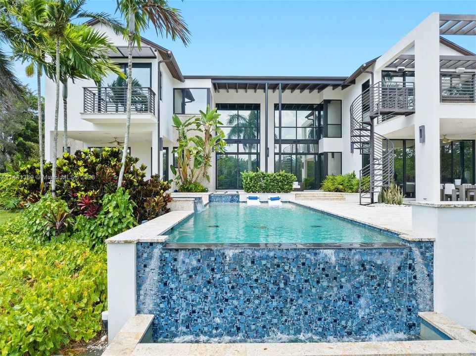 Недавно продано: $3,675,000 (6 спален, 5 ванн, 3926 Квадратных фут)