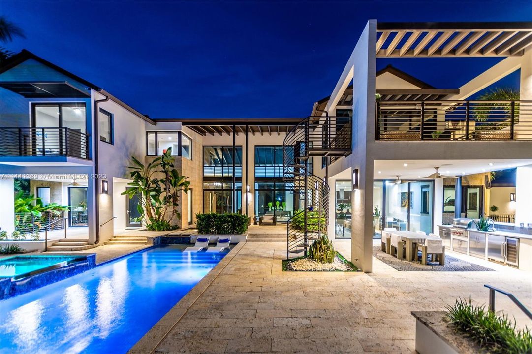 Недавно продано: $3,675,000 (6 спален, 5 ванн, 3926 Квадратных фут)