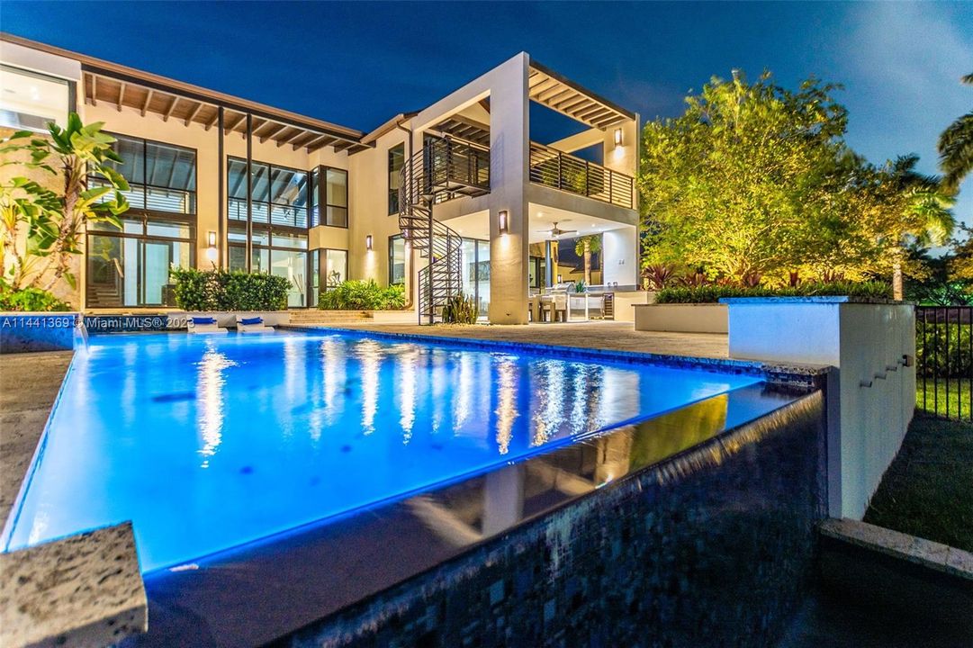 Недавно продано: $3,675,000 (6 спален, 5 ванн, 3926 Квадратных фут)