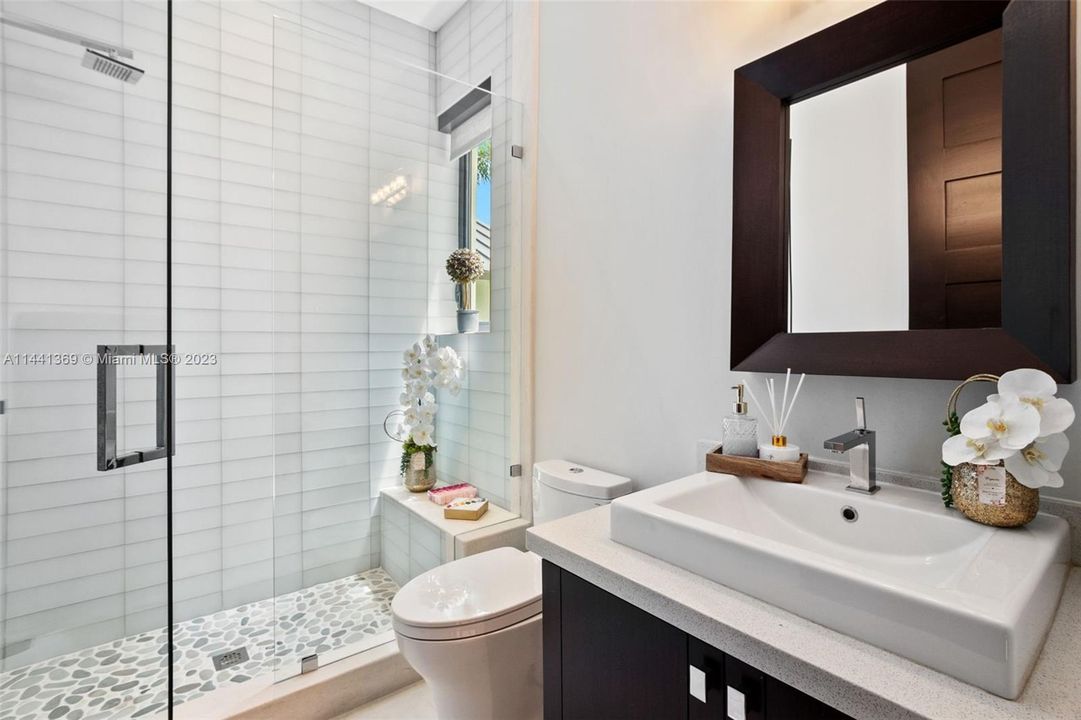 Недавно продано: $3,675,000 (6 спален, 5 ванн, 3926 Квадратных фут)