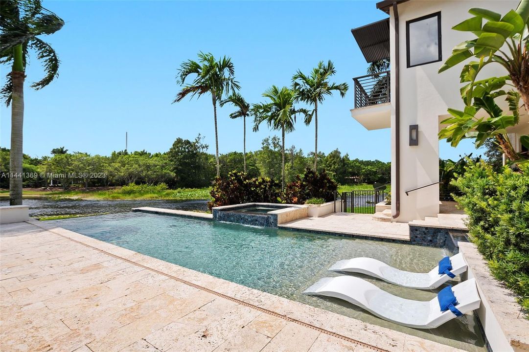 Недавно продано: $3,675,000 (6 спален, 5 ванн, 3926 Квадратных фут)