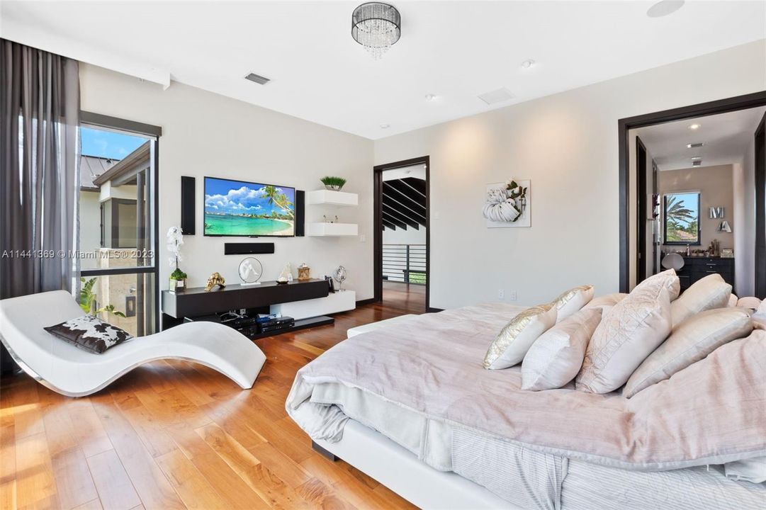 Недавно продано: $3,675,000 (6 спален, 5 ванн, 3926 Квадратных фут)