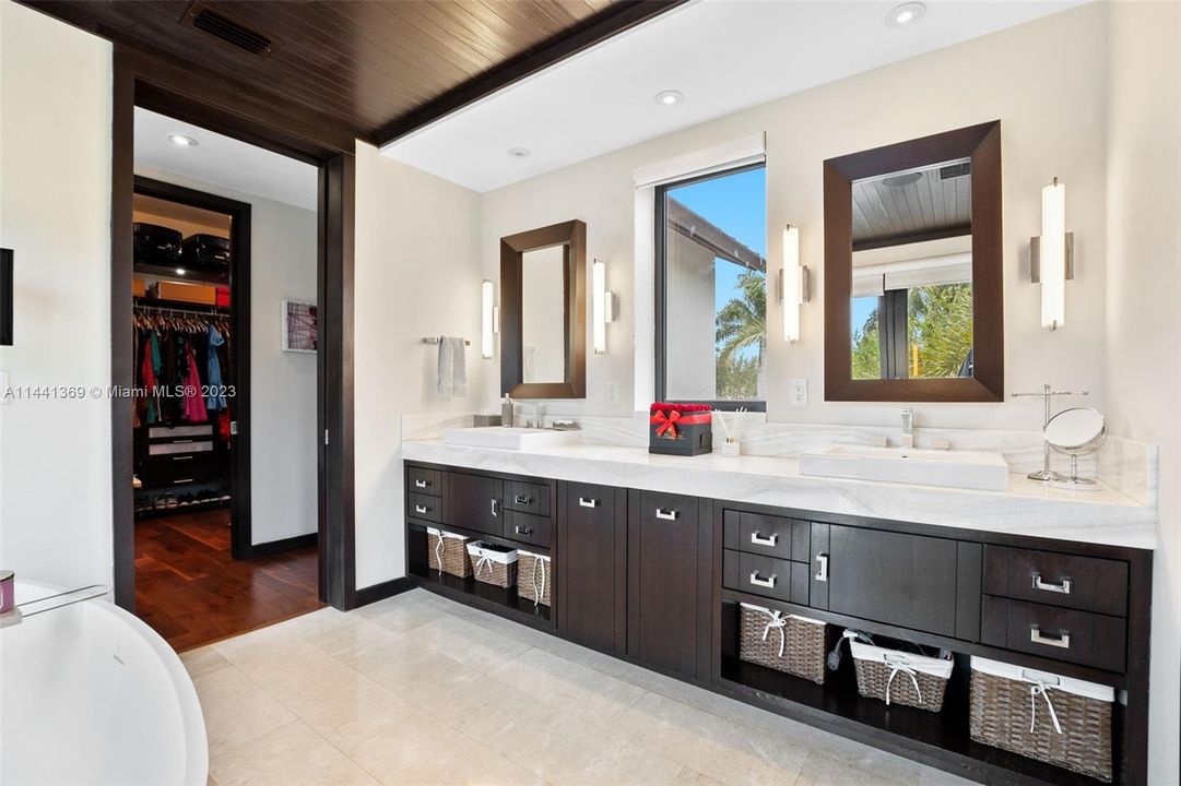 Недавно продано: $3,675,000 (6 спален, 5 ванн, 3926 Квадратных фут)