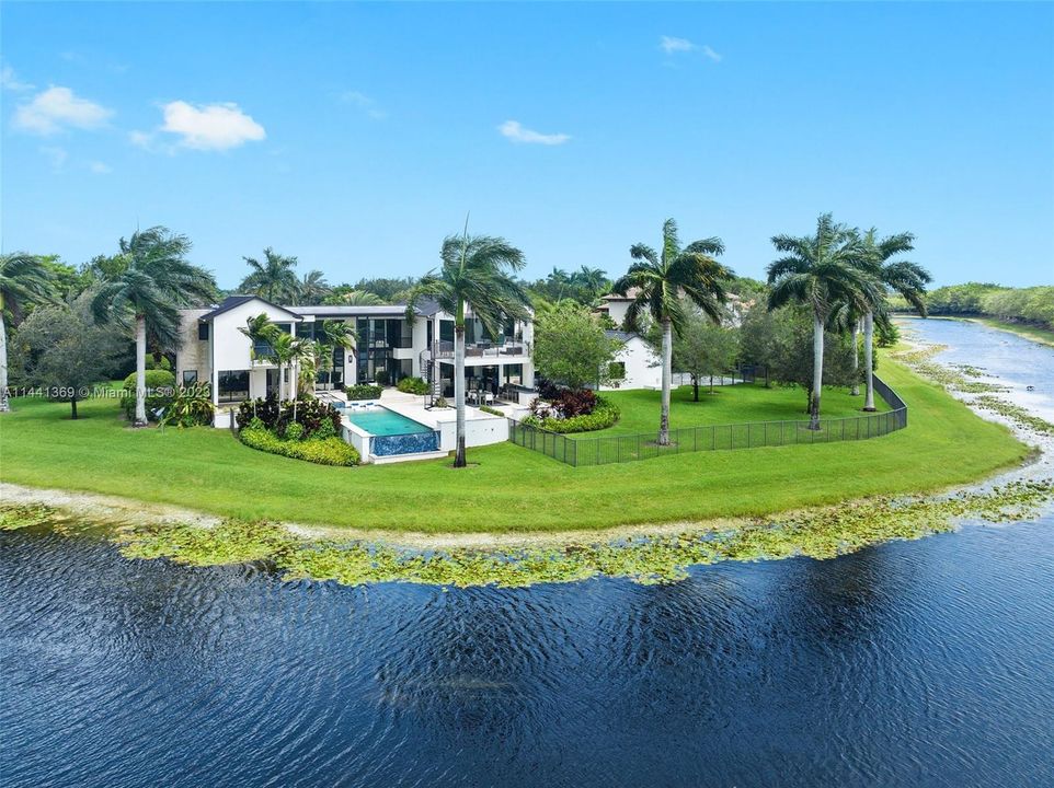 Недавно продано: $3,675,000 (6 спален, 5 ванн, 3926 Квадратных фут)