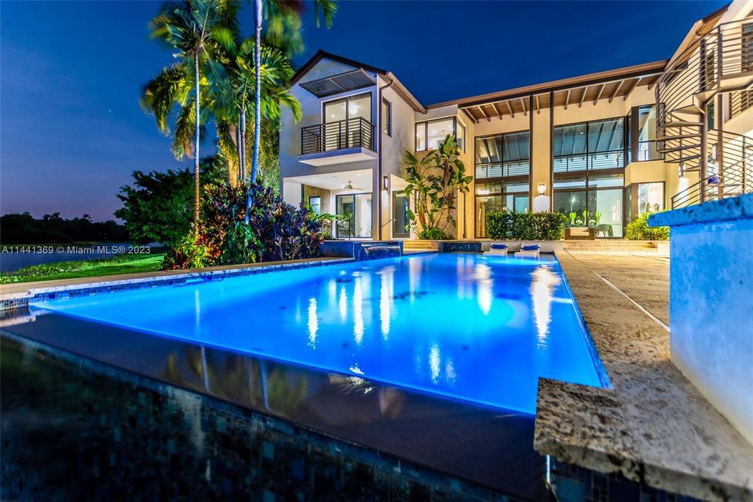 Недавно продано: $3,675,000 (6 спален, 5 ванн, 3926 Квадратных фут)