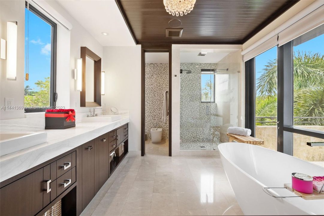 Недавно продано: $3,675,000 (6 спален, 5 ванн, 3926 Квадратных фут)