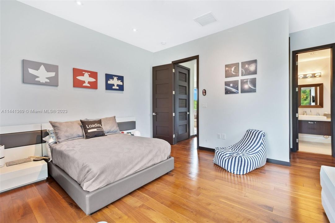 Недавно продано: $3,675,000 (6 спален, 5 ванн, 3926 Квадратных фут)