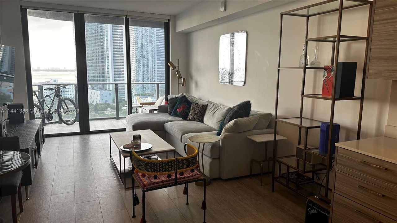 Recently Sold: $589,000 (1 beds, 1 baths, 713 Square Feet)