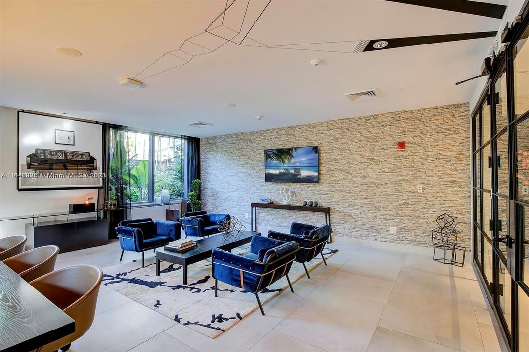 Recently Sold: $589,000 (1 beds, 1 baths, 713 Square Feet)