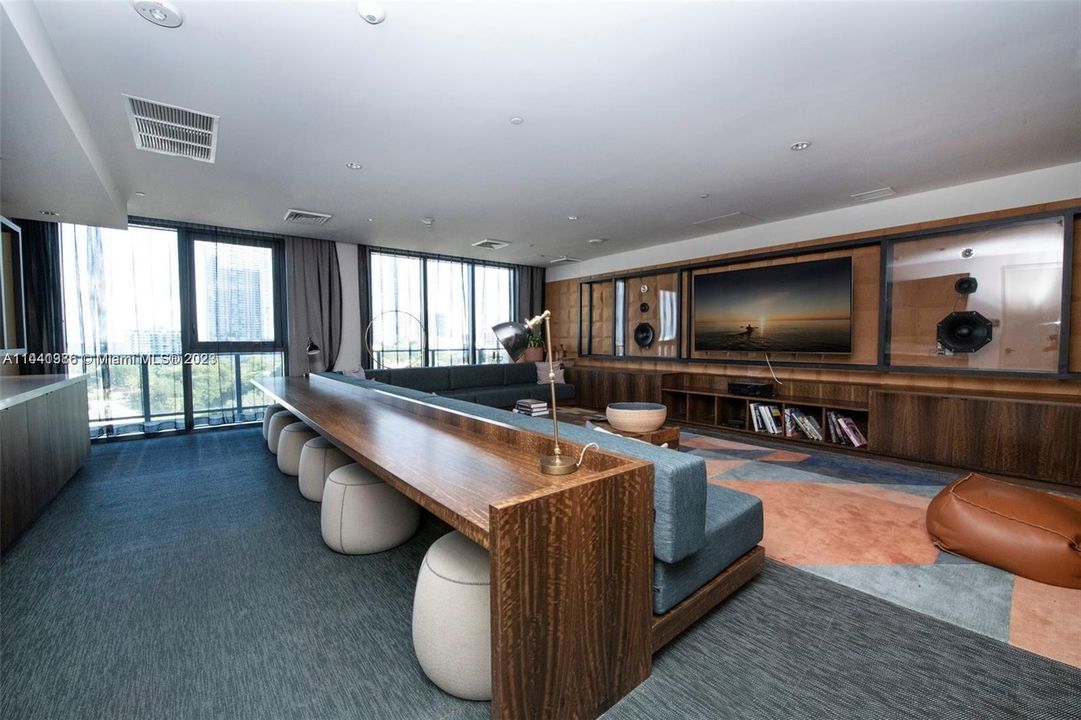 Recently Sold: $589,000 (1 beds, 1 baths, 713 Square Feet)