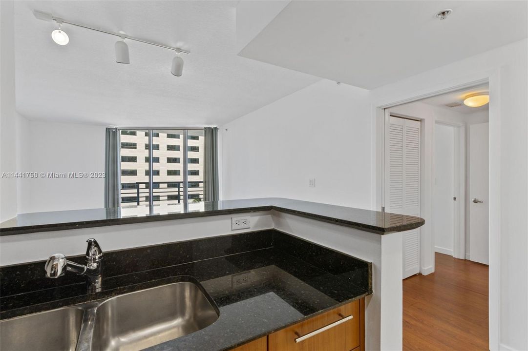 Recently Sold: $459,000 (1 beds, 1 baths, 846 Square Feet)