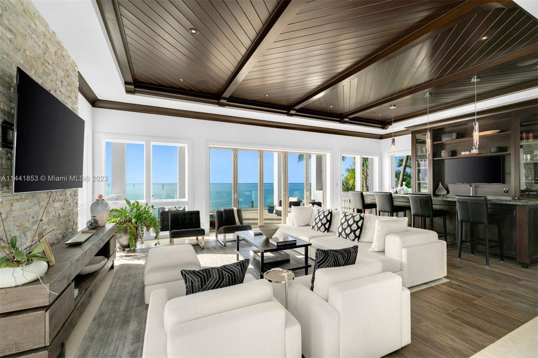 Недавно продано: $20,500,000 (6 спален, 8 ванн, 13930 Квадратных фут)