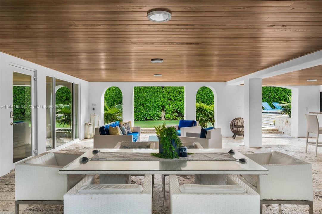 Недавно продано: $20,500,000 (6 спален, 8 ванн, 13930 Квадратных фут)