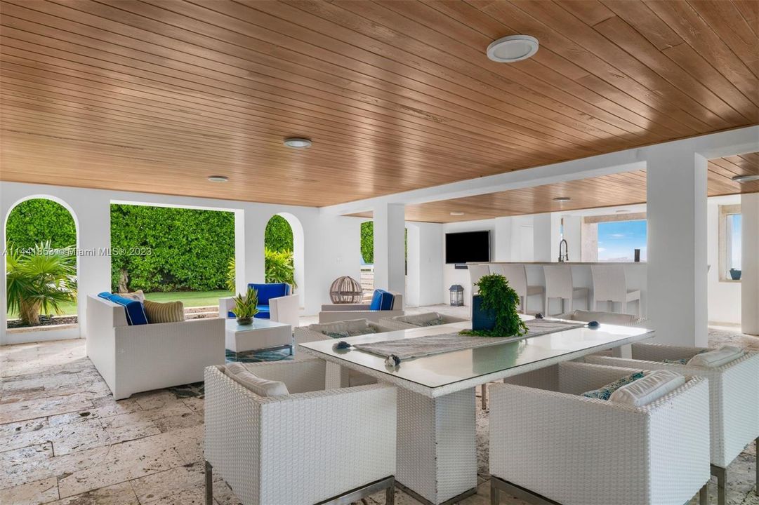 Недавно продано: $20,500,000 (6 спален, 8 ванн, 13930 Квадратных фут)