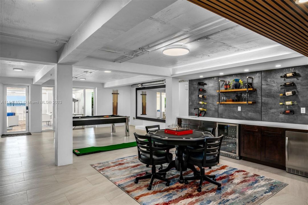 Недавно продано: $20,500,000 (6 спален, 8 ванн, 13930 Квадратных фут)