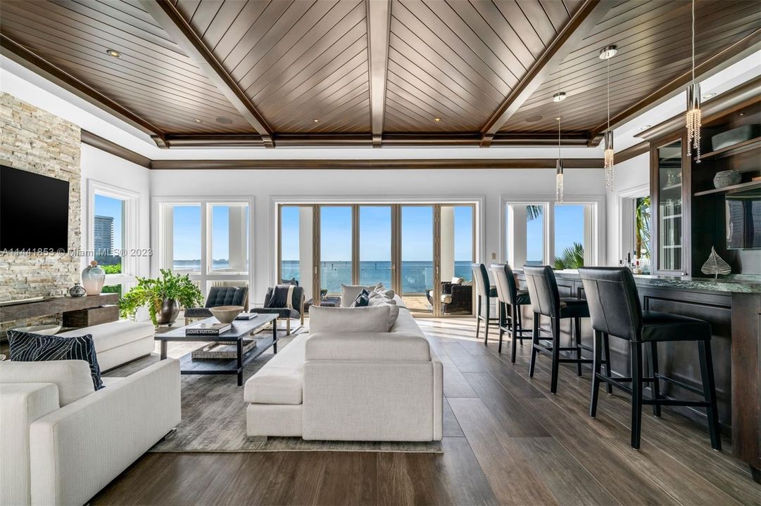 Недавно продано: $20,500,000 (6 спален, 8 ванн, 13930 Квадратных фут)