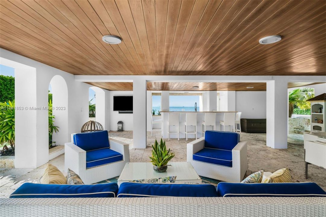 Недавно продано: $20,500,000 (6 спален, 8 ванн, 13930 Квадратных фут)