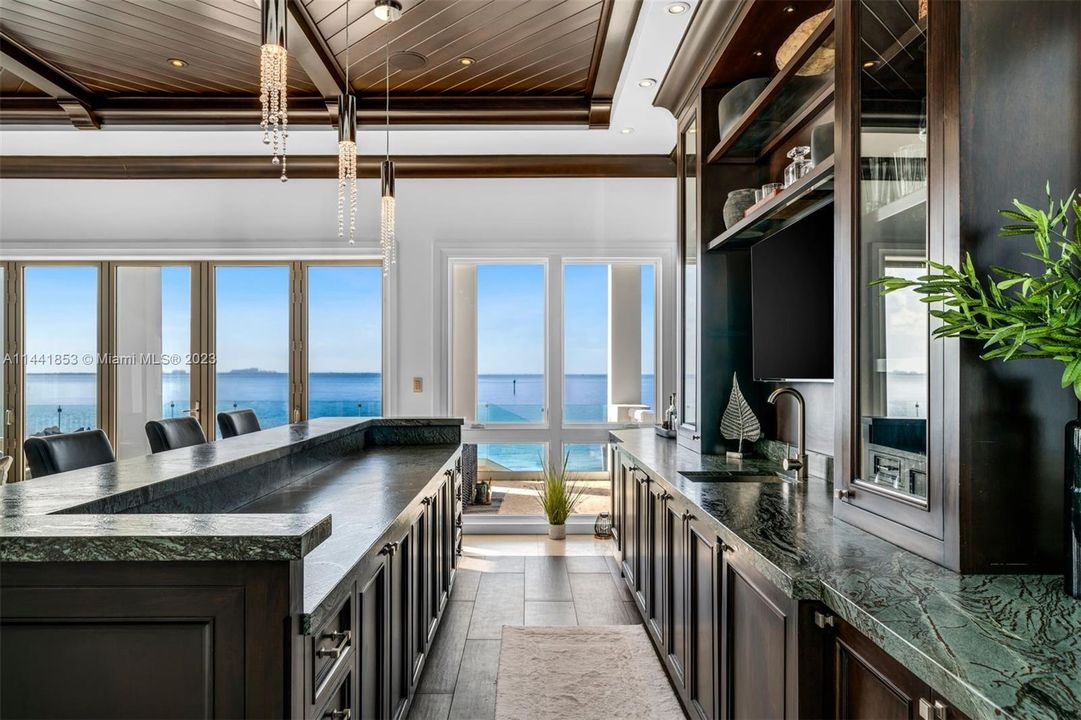 Недавно продано: $20,500,000 (6 спален, 8 ванн, 13930 Квадратных фут)