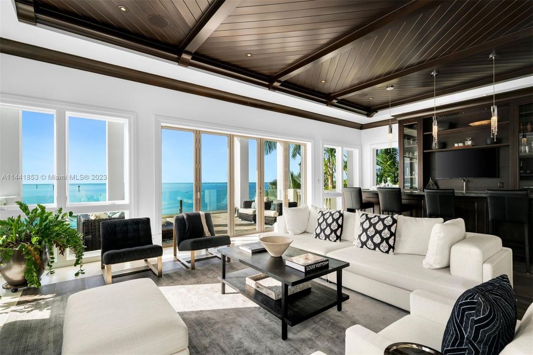 Недавно продано: $20,500,000 (6 спален, 8 ванн, 13930 Квадратных фут)