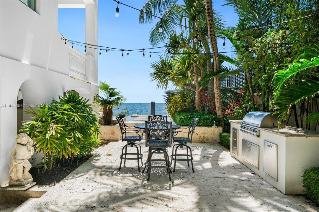 Недавно продано: $20,500,000 (6 спален, 8 ванн, 13930 Квадратных фут)