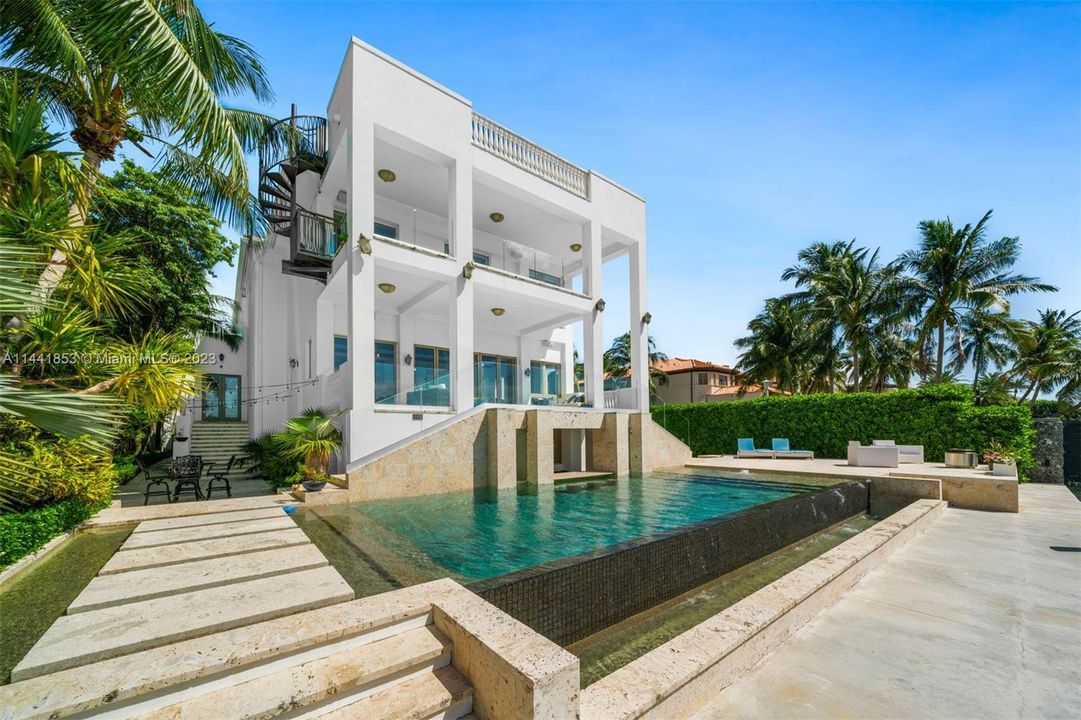 Недавно продано: $20,500,000 (6 спален, 8 ванн, 13930 Квадратных фут)