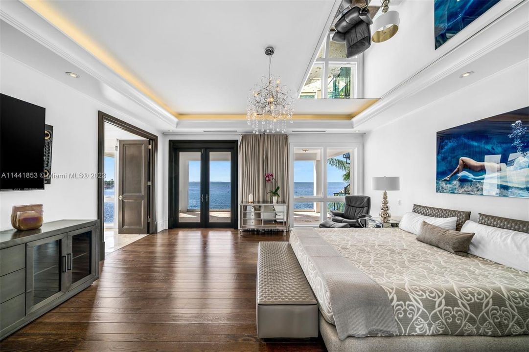 Недавно продано: $20,500,000 (6 спален, 8 ванн, 13930 Квадратных фут)