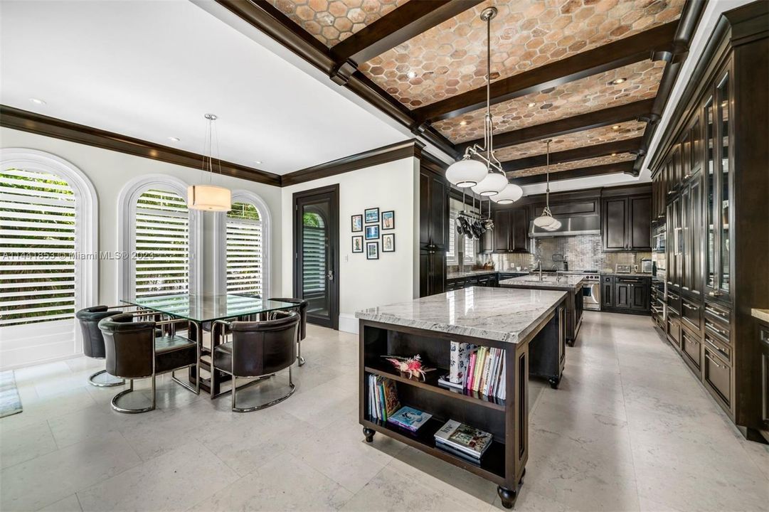 Недавно продано: $20,500,000 (6 спален, 8 ванн, 13930 Квадратных фут)