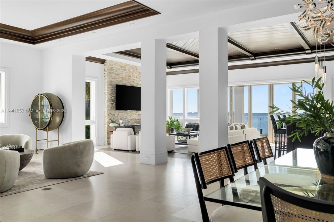 Недавно продано: $20,500,000 (6 спален, 8 ванн, 13930 Квадратных фут)