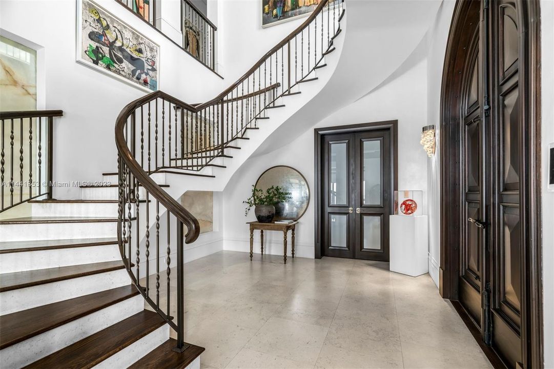 Недавно продано: $20,500,000 (6 спален, 8 ванн, 13930 Квадратных фут)