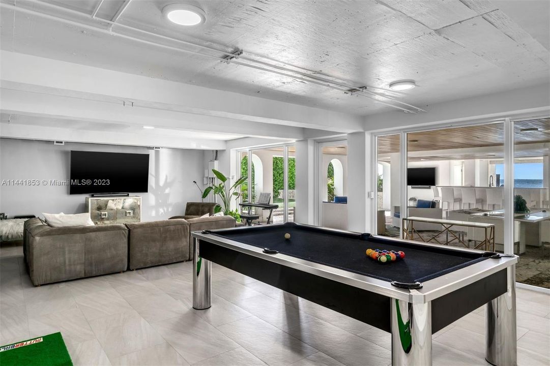 Недавно продано: $20,500,000 (6 спален, 8 ванн, 13930 Квадратных фут)