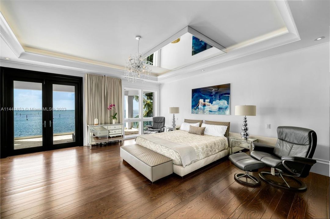 Недавно продано: $20,500,000 (6 спален, 8 ванн, 13930 Квадратных фут)