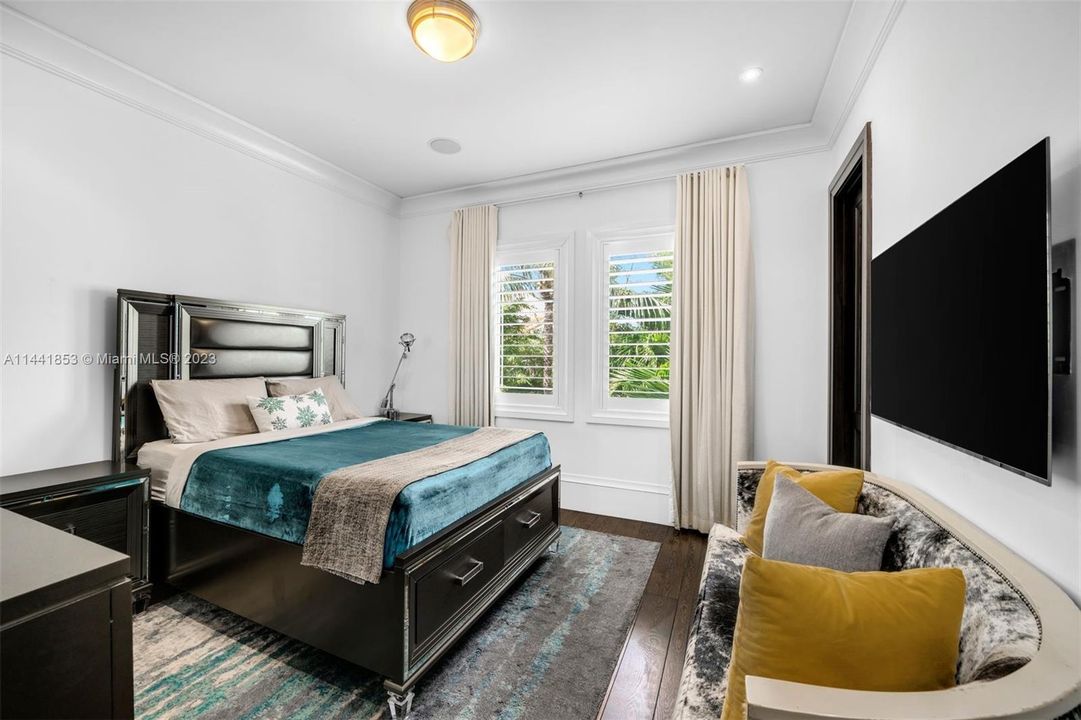 Недавно продано: $20,500,000 (6 спален, 8 ванн, 13930 Квадратных фут)