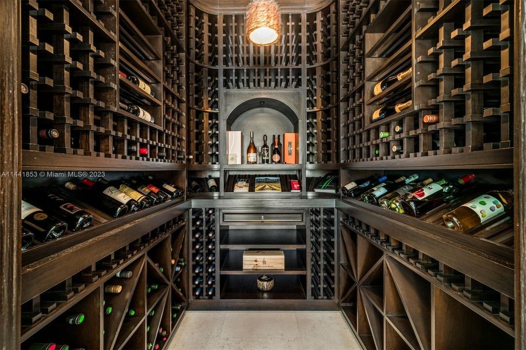 Недавно продано: $20,500,000 (6 спален, 8 ванн, 13930 Квадратных фут)