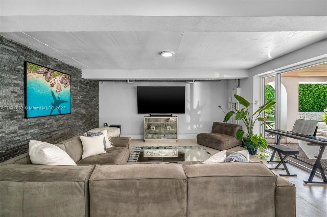 Недавно продано: $20,500,000 (6 спален, 8 ванн, 13930 Квадратных фут)