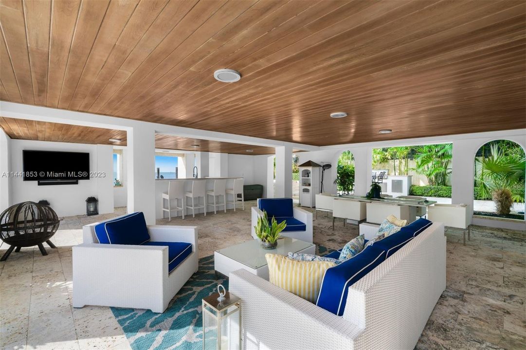 Недавно продано: $20,500,000 (6 спален, 8 ванн, 13930 Квадратных фут)