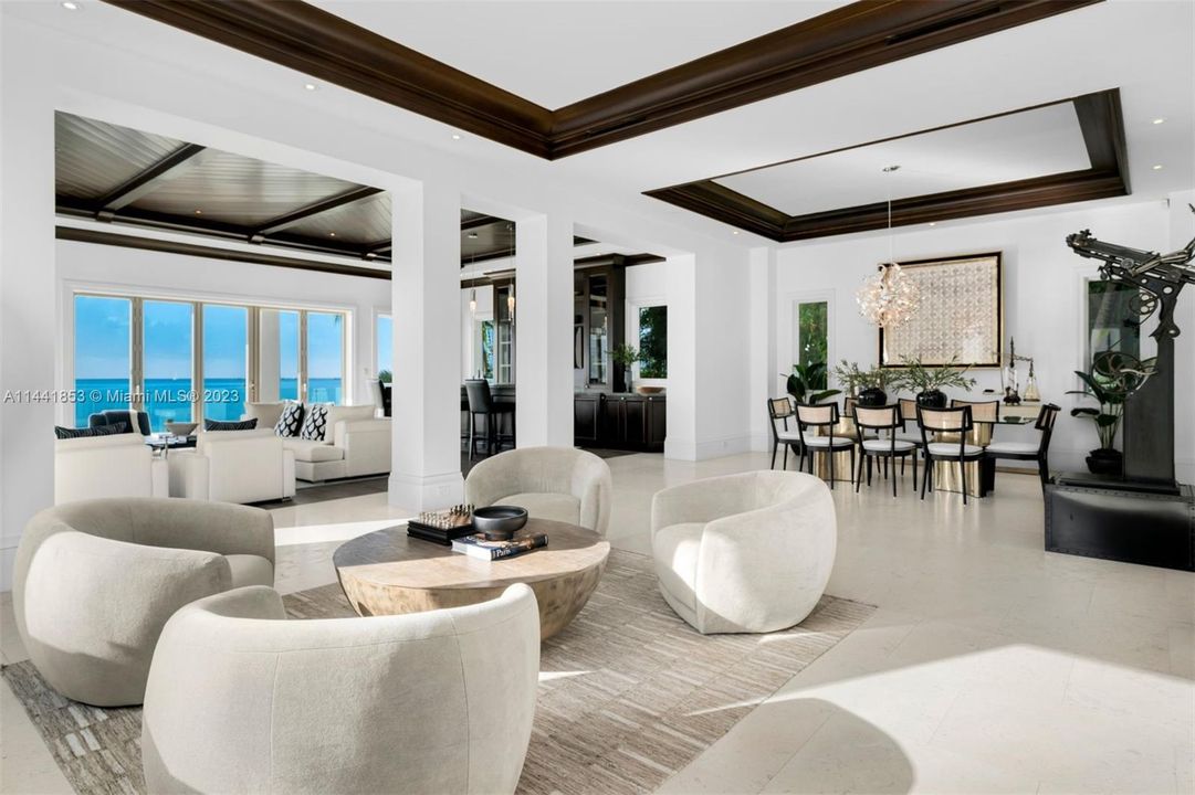 Недавно продано: $20,500,000 (6 спален, 8 ванн, 13930 Квадратных фут)