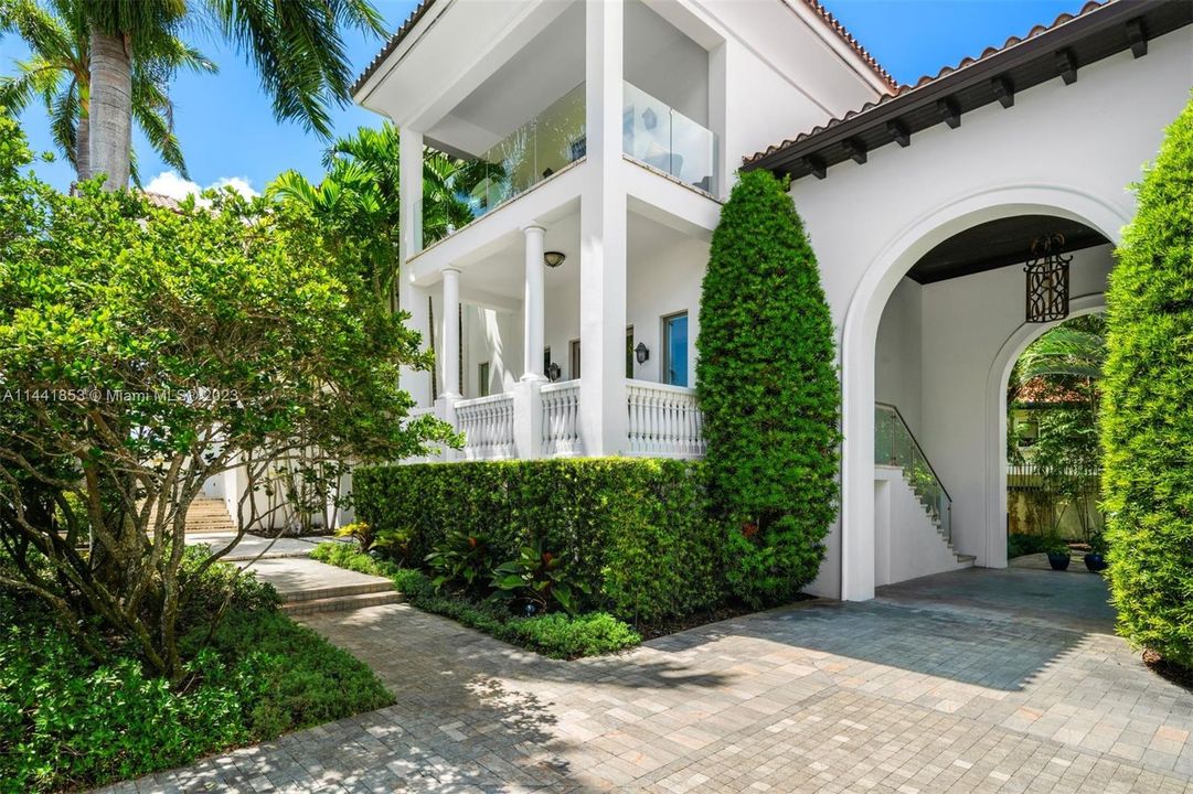 Недавно продано: $20,500,000 (6 спален, 8 ванн, 13930 Квадратных фут)